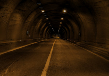 さきの見えない暗いトンネル